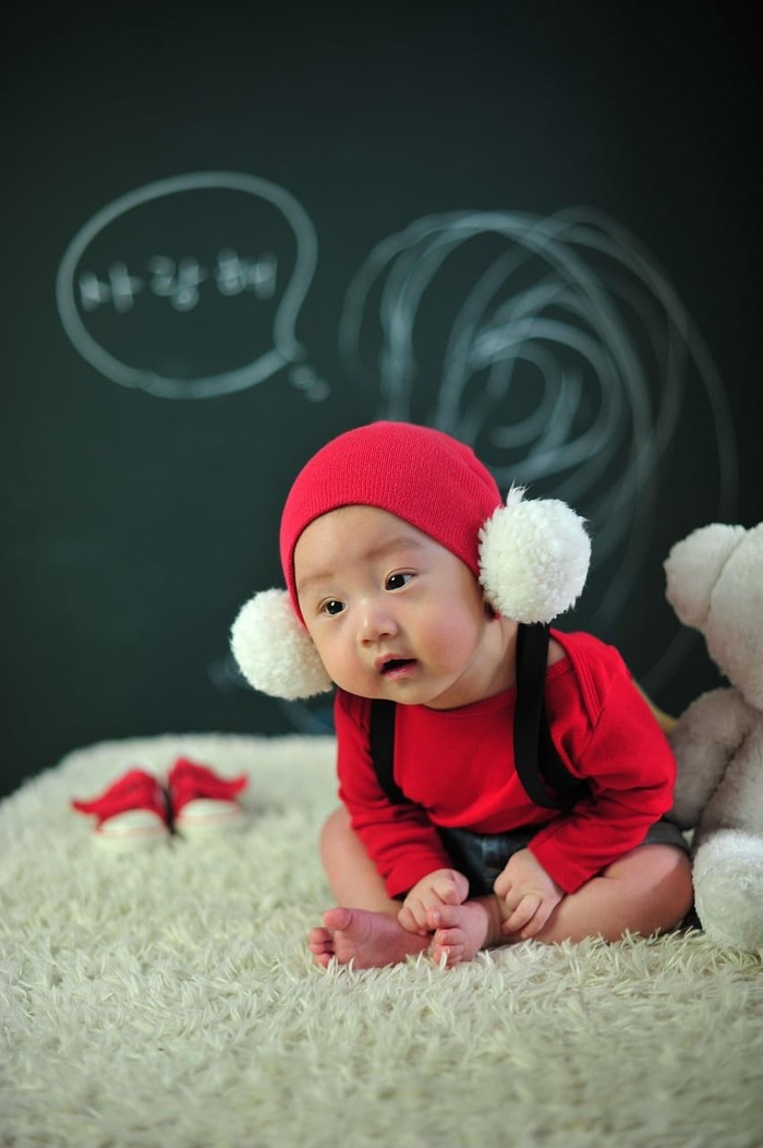 indoor simple maternity photoshoot